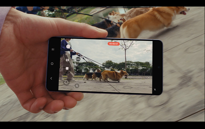 A video is being shot on Galaxy S26 with Super Steady's Horizontal Lock. The screen shows the user is recording a pet running. Even as they both run, the video remains level.