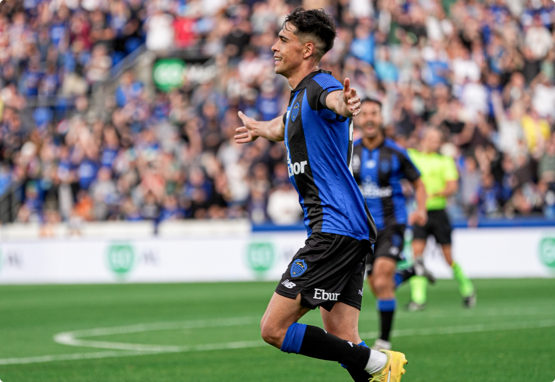 Photo of a Auckland FC football player on the field
